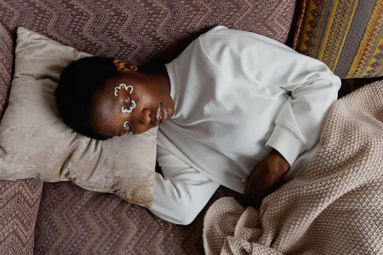 ぐっすり眠っている女性。質の良い睡眠と美肌の関係を連想させる穏やかな写真