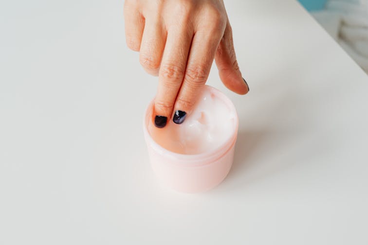 保湿クリームやリッチなスキンケアアイテム。冬のしっかり保湿のイメージ